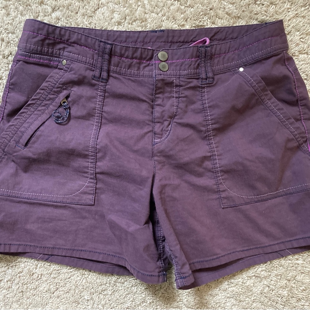 Title Nine sold out big b shorts size 6 EUC